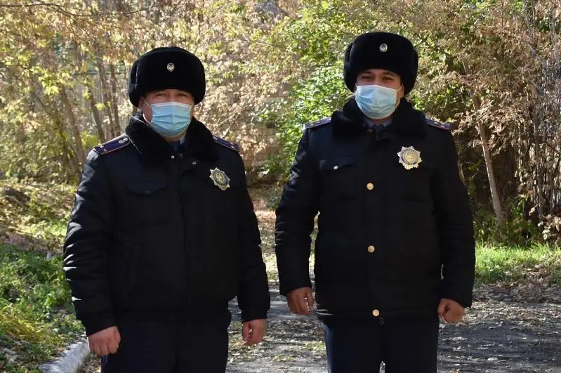 Полицейские спасли детей из горящего подъезда в Караганде