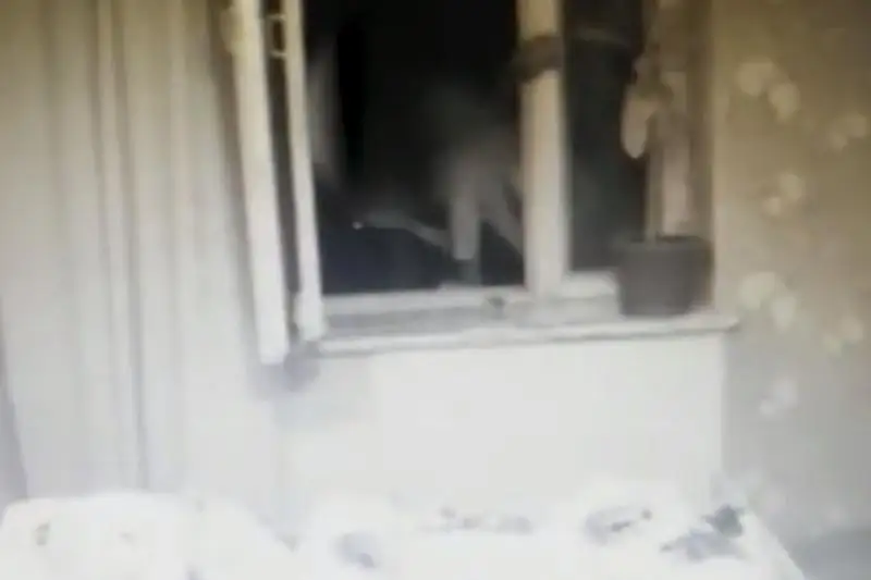 Пытавшегося спрыгнуть с пятого этажа мужчину спасли полицейские ВКО