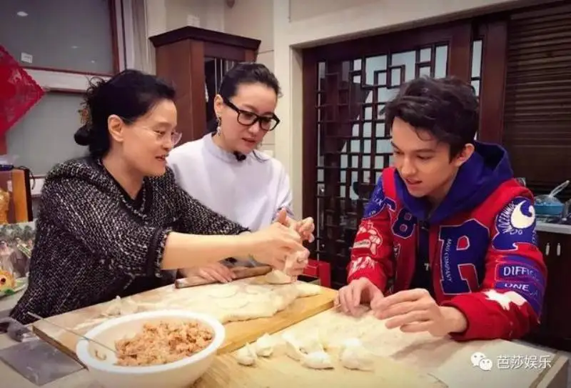 Қытайлық &laquo;қалыңдықтар&raquo; Димаштың сахнадан тыс өмірі жайлы видео жариялады