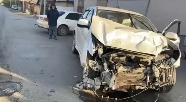 Semeıde soqtyǵysqan eki kóliktiń biri jaıaý júrginshini qaǵyp ketti