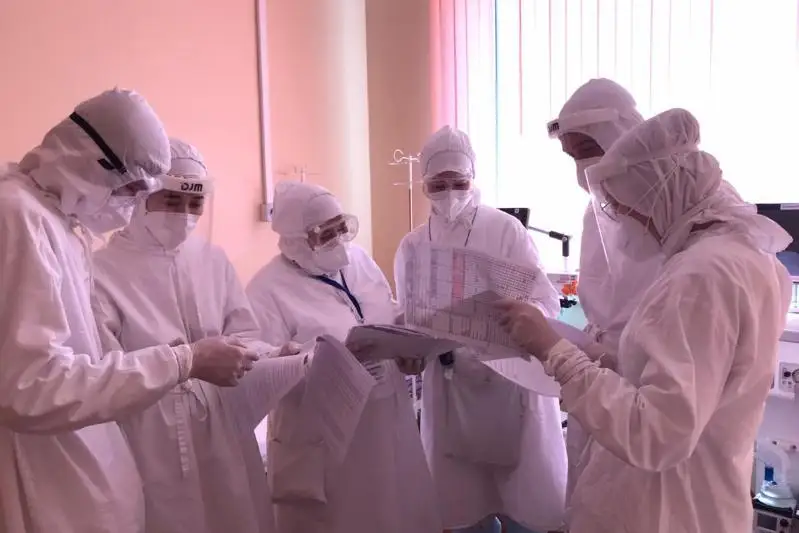 Пациент, поступивший с 90% поражением легких, выписался из стационара в Нур-Султане