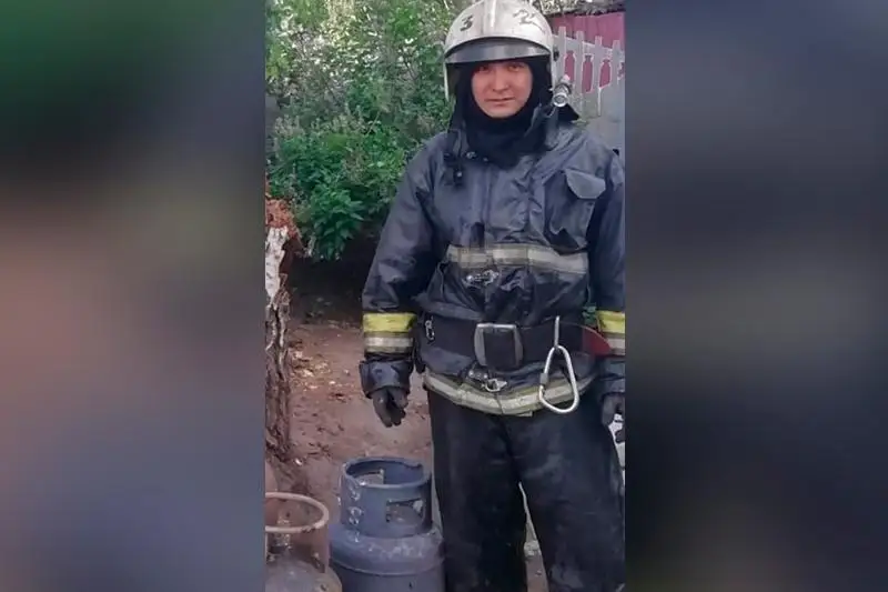 Пожарный вынес 27-литровый газовый баллон из огня в Павлодаре