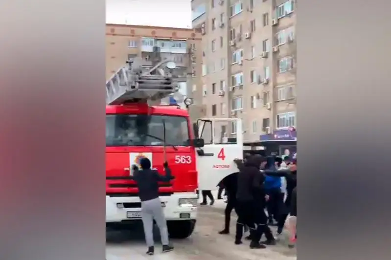 Появилось видео нападения митингующих на пожарную машину в Актобе