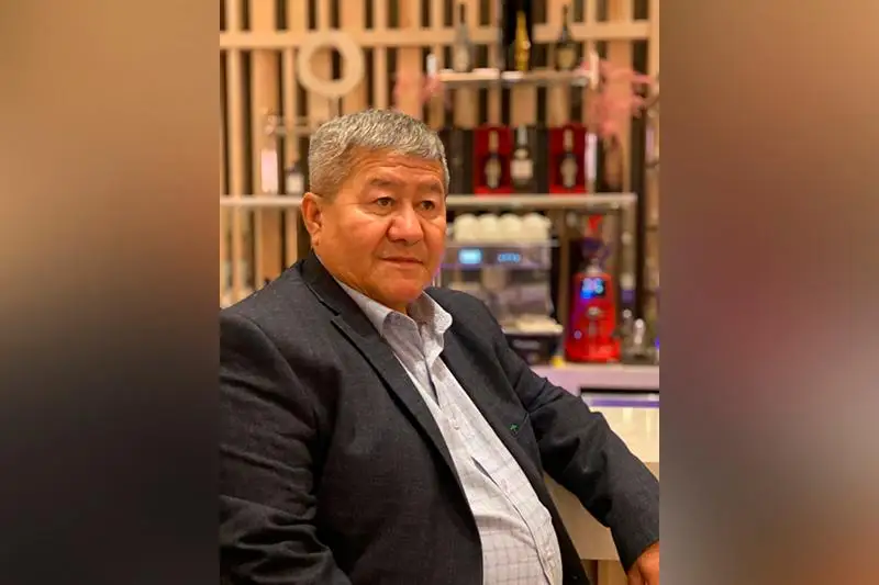 Alǵys arqalaǵan azamat: Asqar Janbýrshıev 30 jyldan astam ýaqyt júrgizýshi bolyp isteıdi