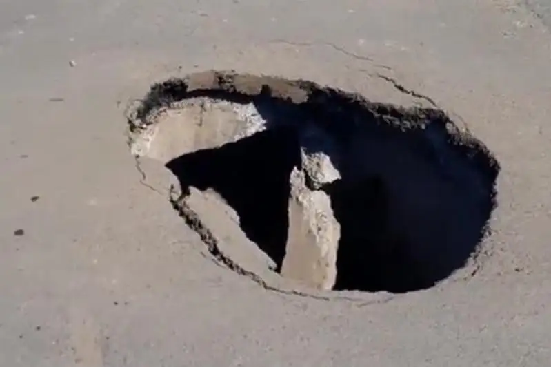 Асфальт провалился на одной из улиц в Нур-Султане