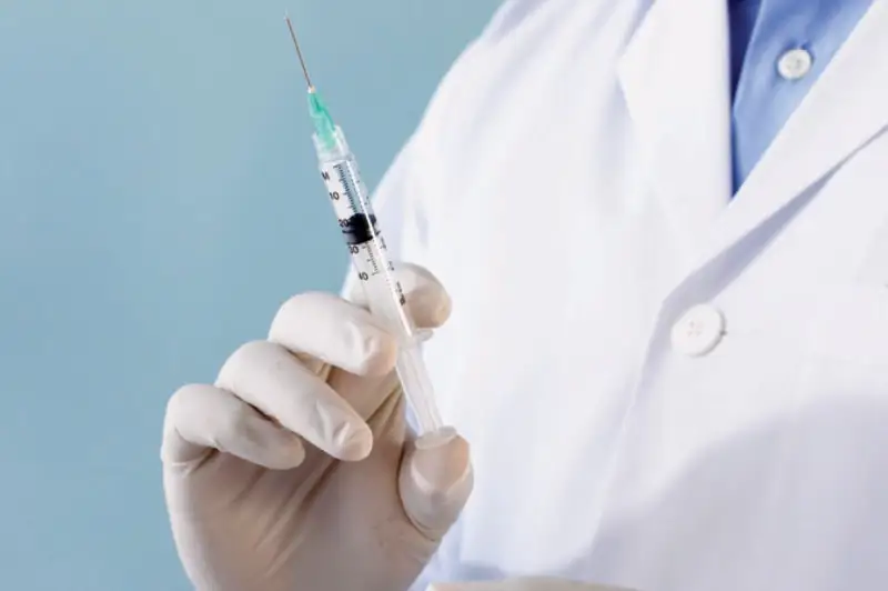 Франция обсуждает обязательную вакцинацию медперсонала