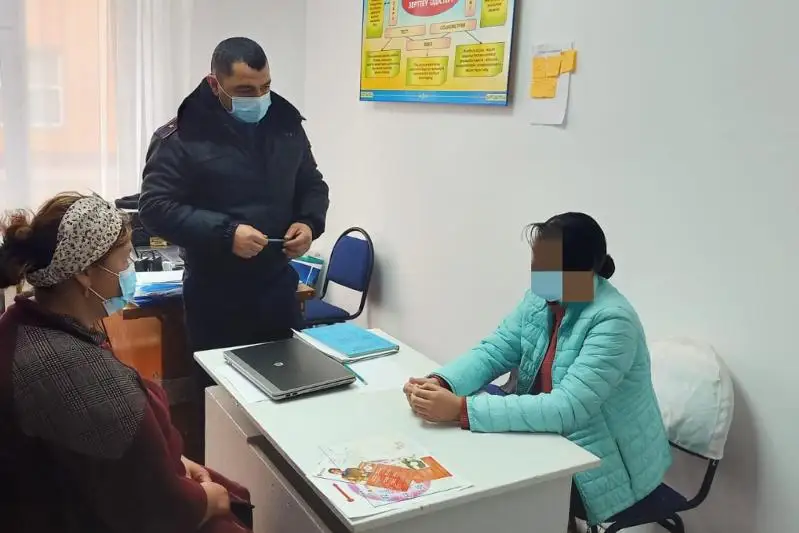 Сбежавшую из аула девочку вернули родителям туркестанские полицейские