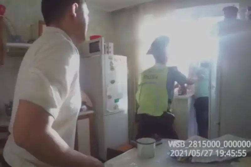 Мужчина пытался спрыгнуть с четвертого этажа в Нур-Султане