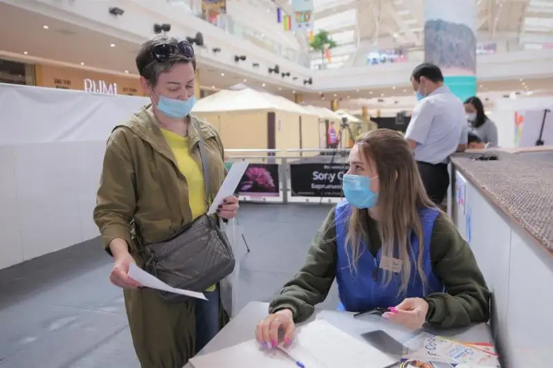 Подарки для вакцинированных раздают в столичном ТРЦ