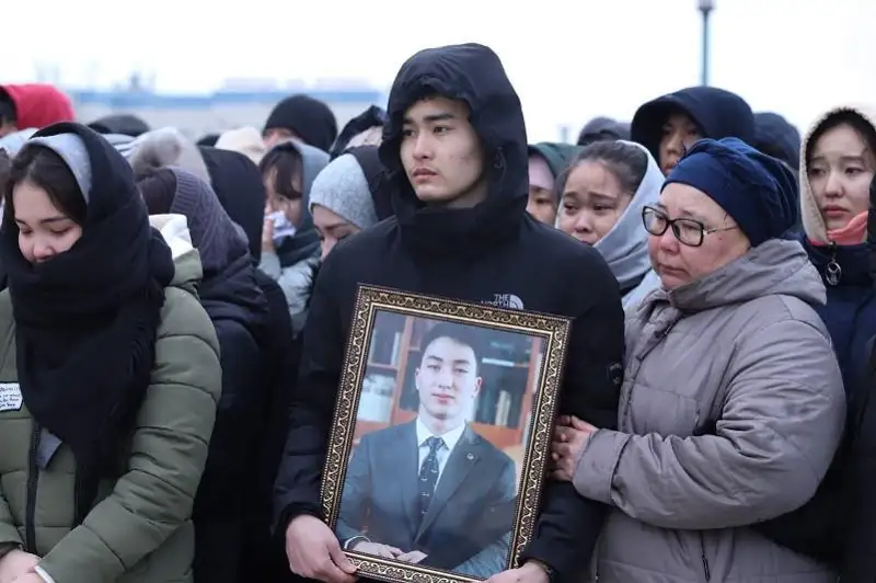 Aqtaýda Almatydaǵy terrorlyq shabýyl kezinde qaza tapqan kýrsantpen qoshtasty