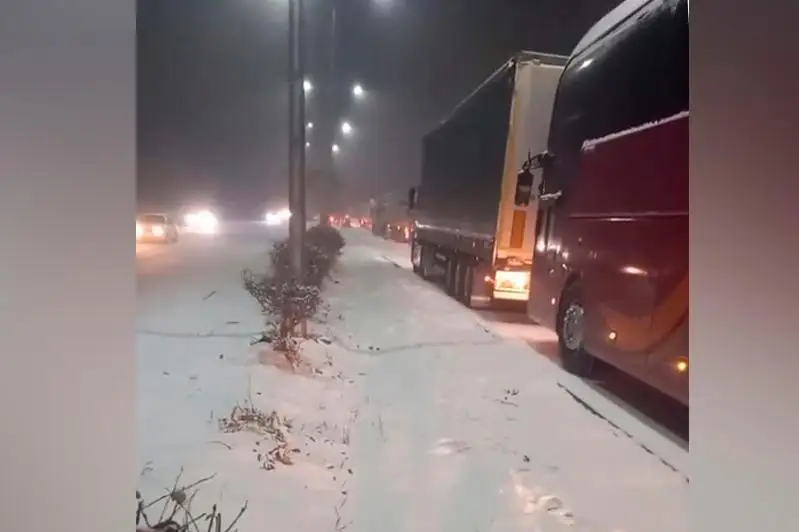 Километровые пробки образовались на въезде в Алматы