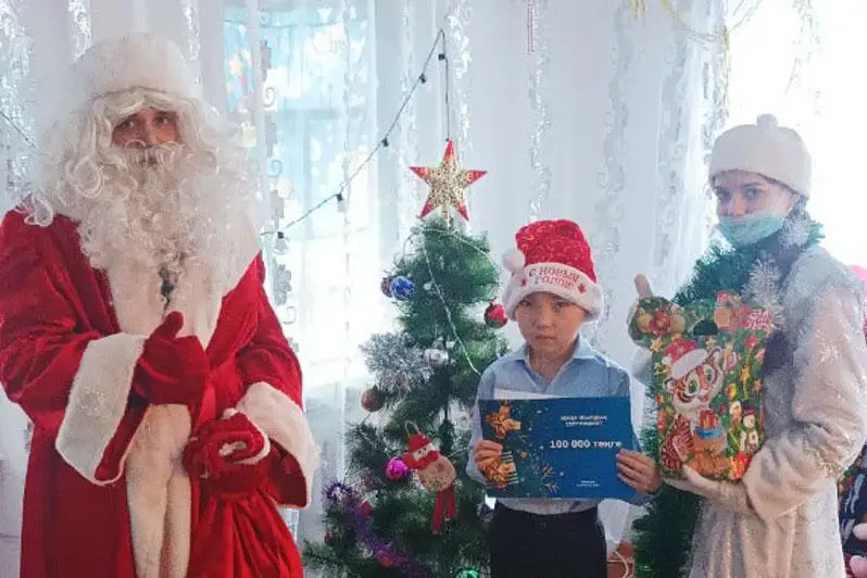 Pavlodar ákimi ata-anasynyń qamqorlyǵynsyz qalǵan balalarǵa 100 myń teńgeden syılady