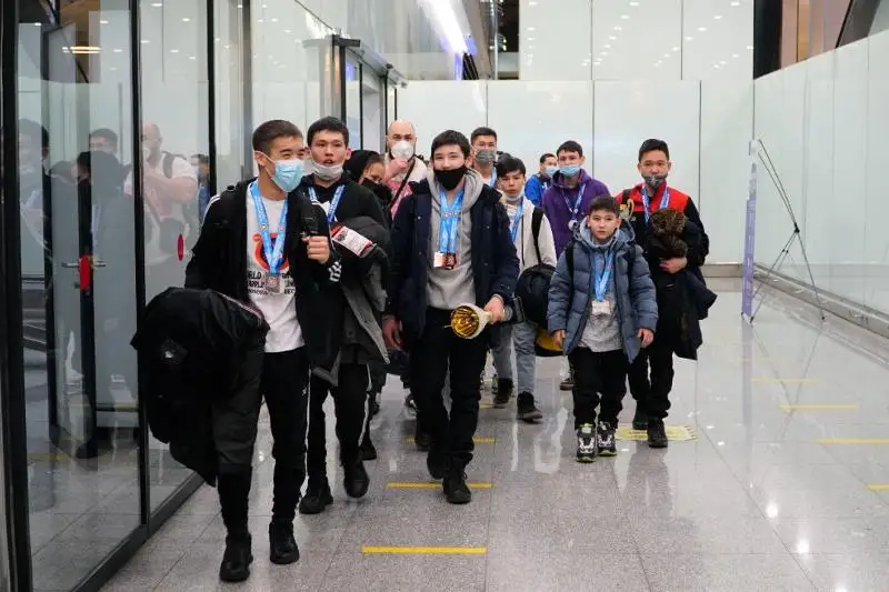 В столичном аэропорту встретили призеров чемпионата мира по грэпплингу