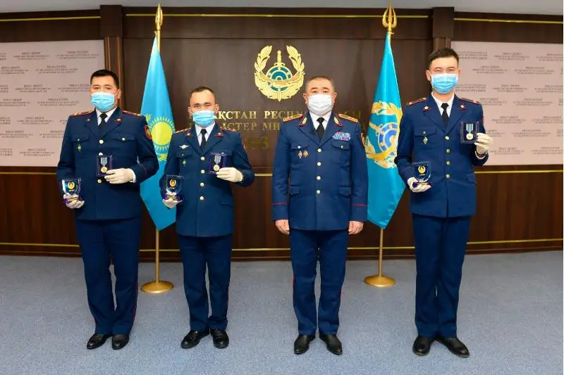 Спасших беременную астанчанку полицейских наградили в МВД