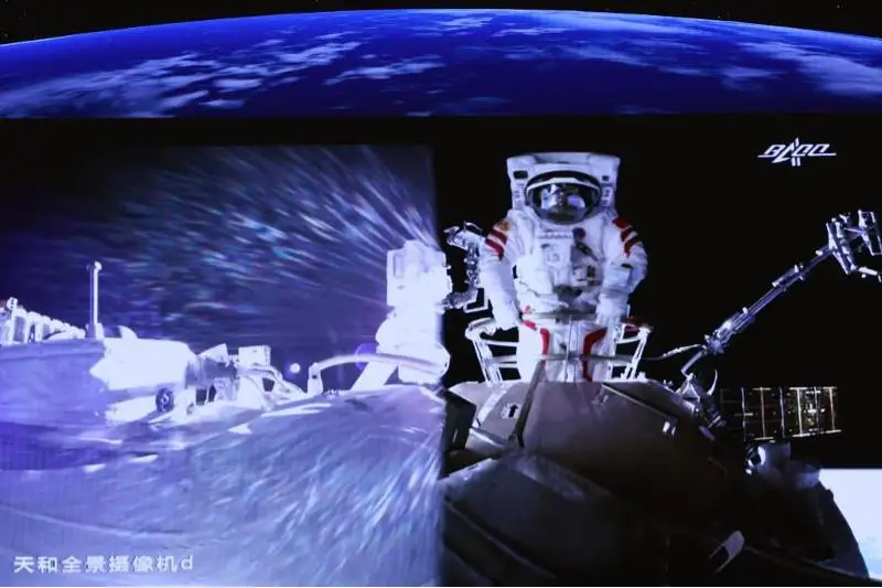 Китайские космонавты вышли в открытый космос для работ вне станции