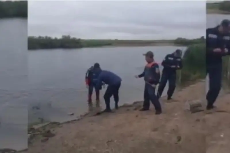 Водолазы проводят поиск хозяина одежды, оставленной на берегу реки Есиль