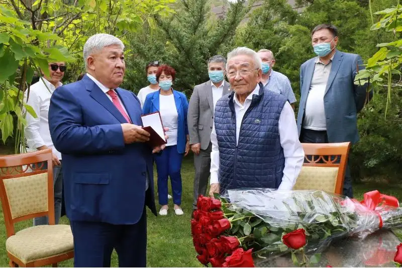 Memlekettik hatshy Tóregeldi Sharmanovqa Beıbitshilik syılyǵy men tósbelgini tabys etti