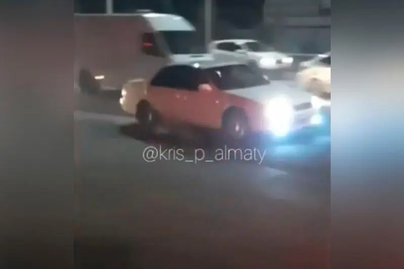 Погоня за лихачом попала на видео в Алматы