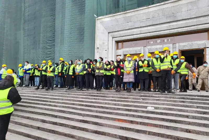 Волонтеры Алматы помогают в расчистке здания сгоревшего акимата