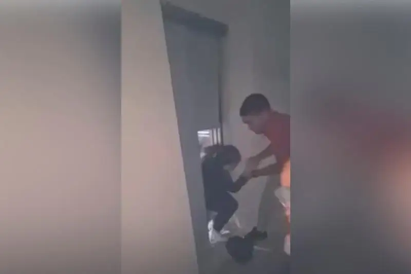 Aqtaýdaǵy kópqabatty úılerdiń birinde lıft qulady