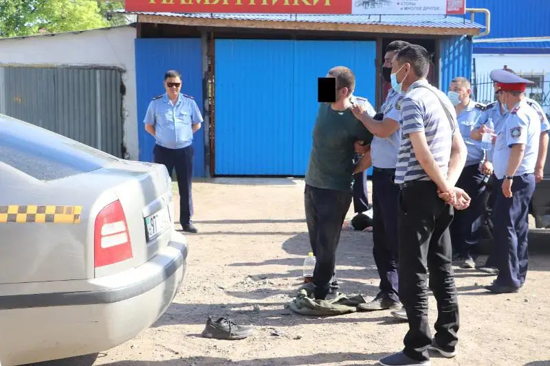 Пакет наркотиков пытался проглотить житель Уральска