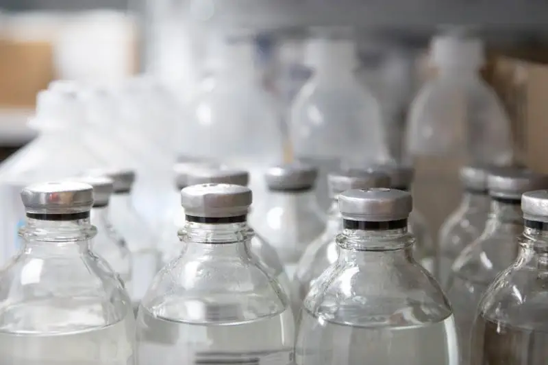 Безосновательно: Физраствор и лидокаин идентичны по составу вакцинам против COVID-19