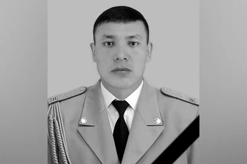 На родине похоронили получившего огнестрельные ранения таразского полицейского Бекжана Тленчиева