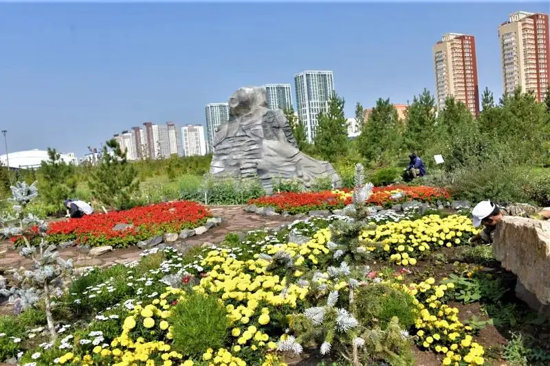 Как осуществляется уход за растениями в столичных парках