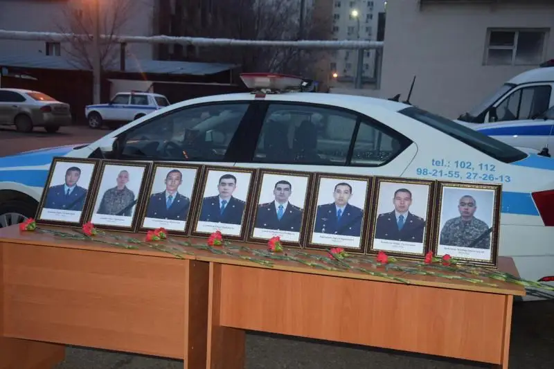 В Атырау полицейские почтили память погибших коллег минутой молчания