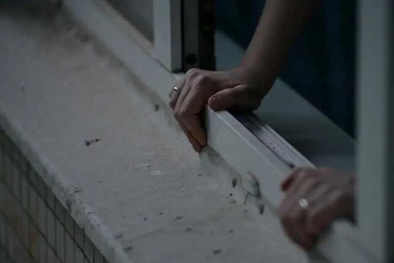 В Уральске пенсионер выпрыгнул со второго этажа и скончался