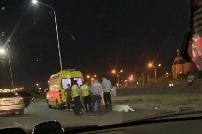 Aqtóbede 23 jastaǵy qyz kóligimen er adamdy qaǵyp ketti