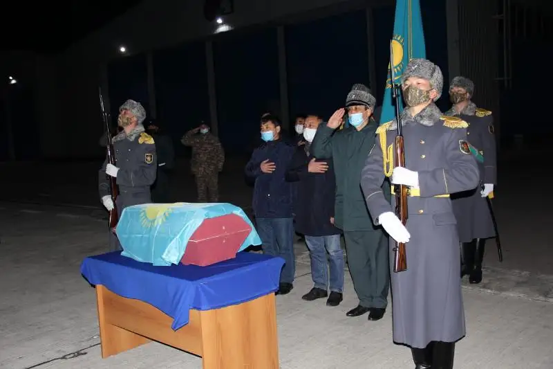 Останки казахстанского солдата доставили на Родину