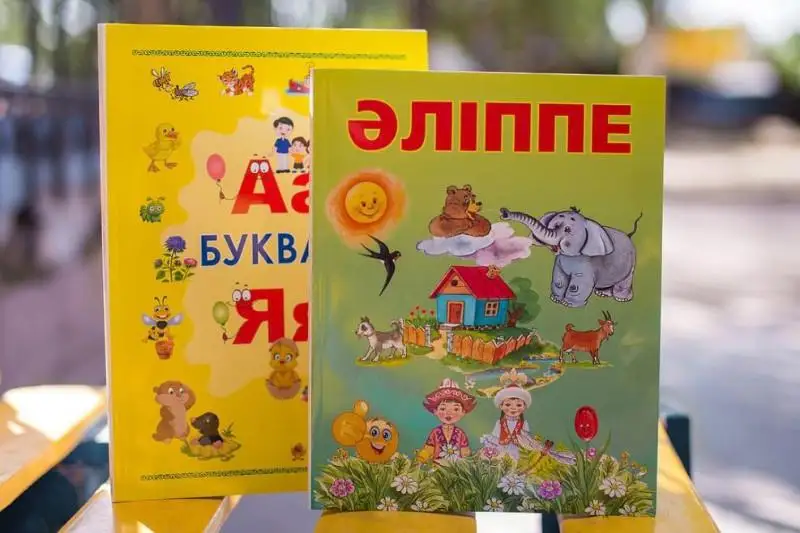 Jambylda mektep tabaldyryǵyn jańa attaǵan 22 myń balaqaıǵa «Álippe» tabystalady