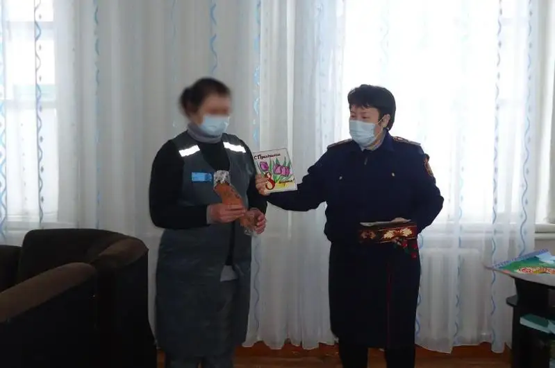 Qaraǵandyda túrmede jazasyn ótep jatqandar kópbalaly analarǵa syılyq tabystady