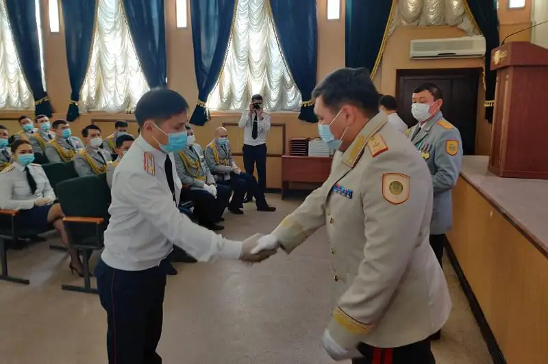 Алматинских полицейских поздравили с профессиональным праздником