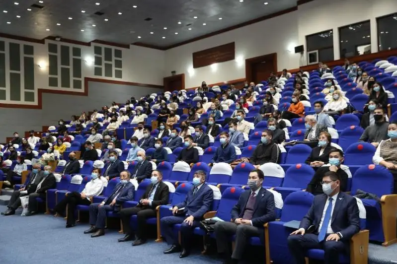 Úsh mınıstrlik oqytýshylar men stýdentterge «Ulttyq rýhanı jańǵyrý» baǵdarlamasyn tanystyrdy