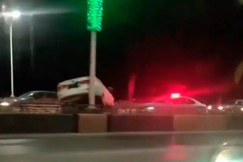 Легковушка повисла на перилах моста в Актобе