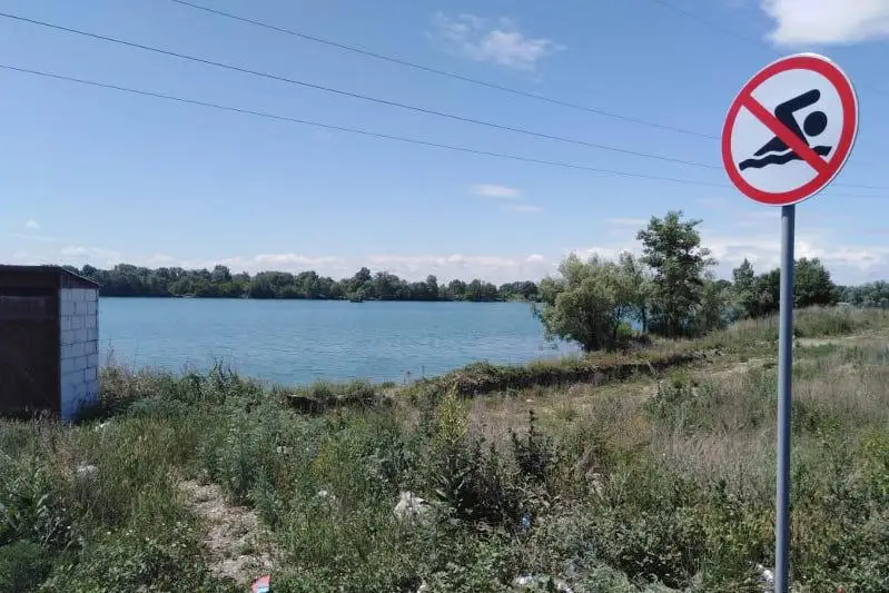 Спасателями ВКО продолжается установка знаков на опасных водоемах
