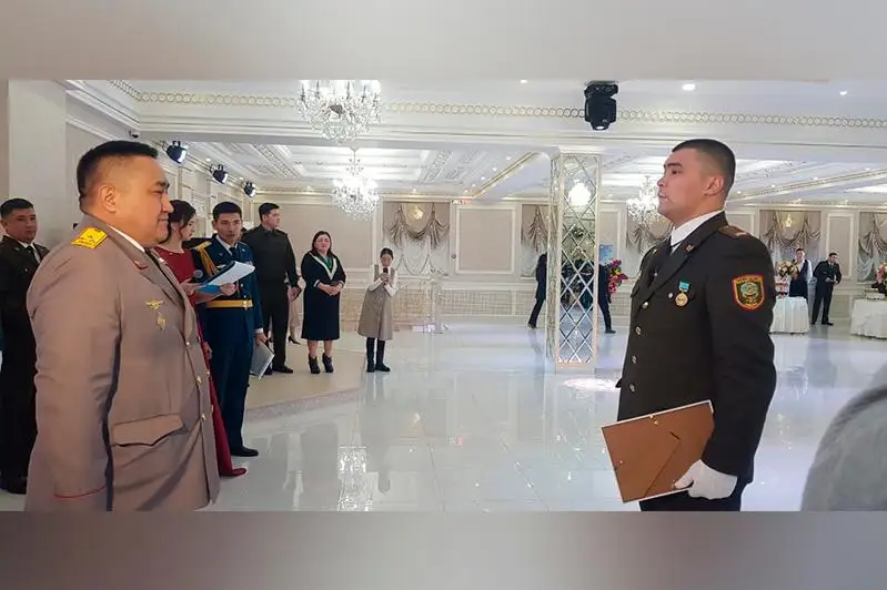 Aqtóbede 90 jastaǵy qarııany qutqaryp qalǵan órt sóndirýshi marapattaldy