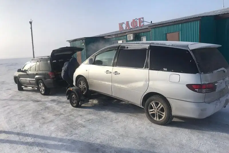 Застрявшим в морозы на трассе водителям помогли полицейские