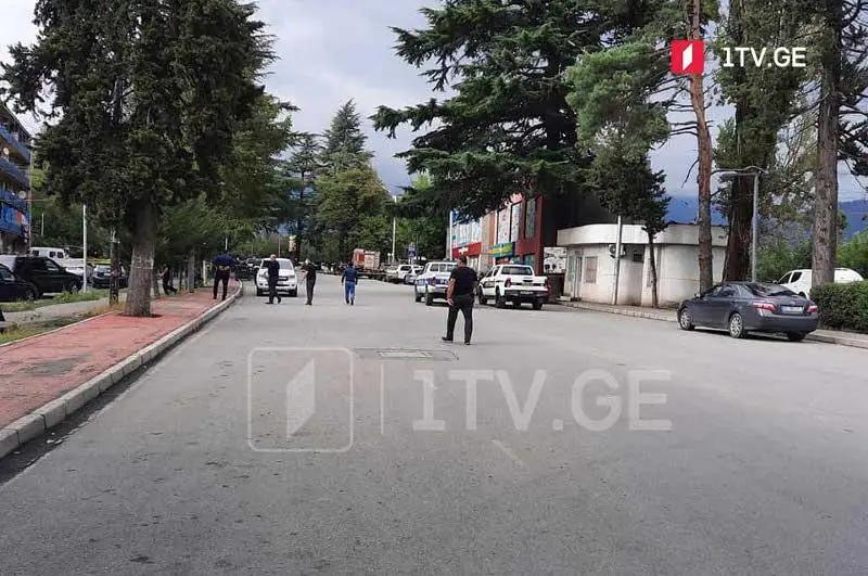 Вооруженный грабитель захватил заложников в здании банка в Грузии