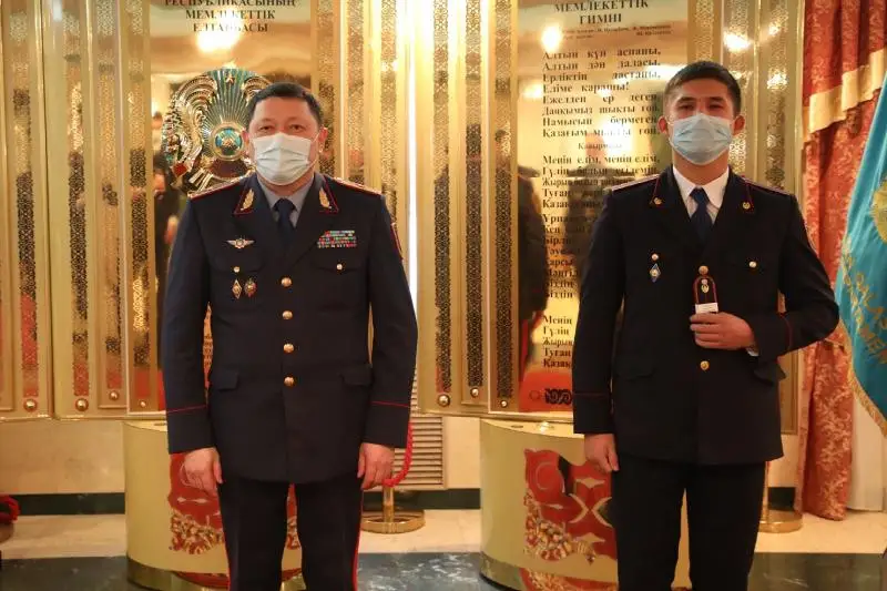 В Нур-Султане молодые сотрудники полиции получили первые офицерские звания