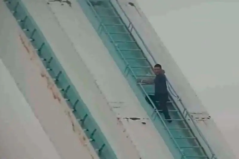 Молодые люди ради видео в соцсетях залезли на арку моста в Нур-Султане