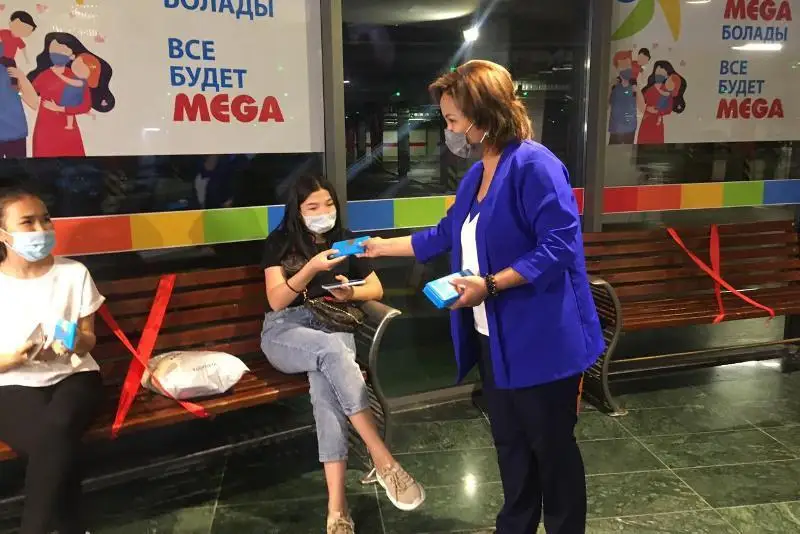 Almatyda vaktsına alǵandarǵa Qazaqstan týy beınelengen shokolad taratyldy