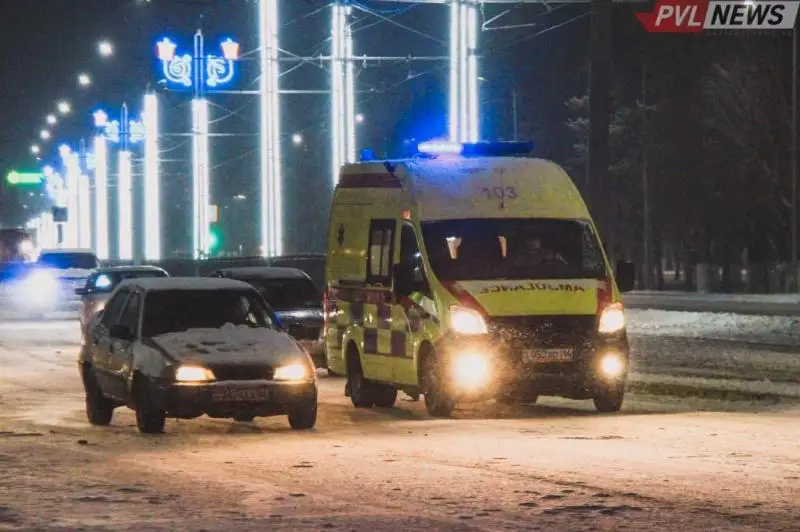 Pavlodarda meıramhananyń janynda eki adamdy kólik qaǵyp ketti