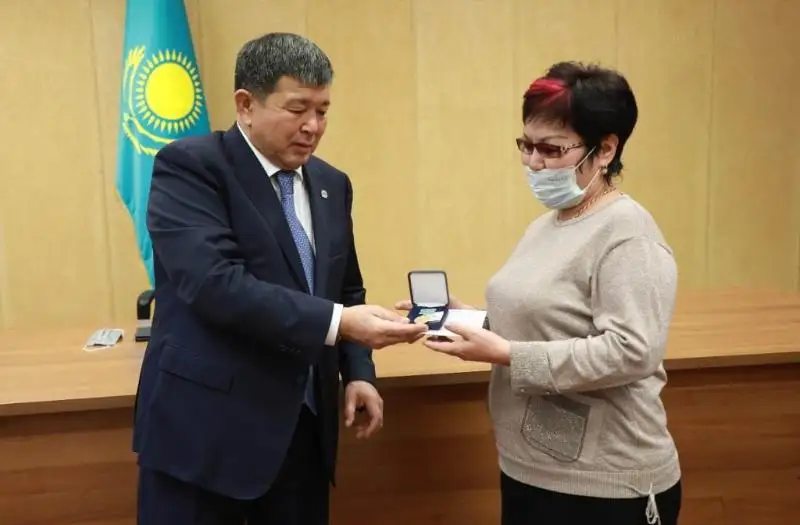 Атырауда медицина қызметкерлеріне «Халық алғысы» медалі мен пәтер берілді