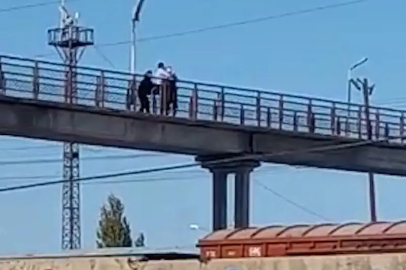 Túrkistan polıtseıi kópirden sekirmek bolǵan áıeldi qutqardy