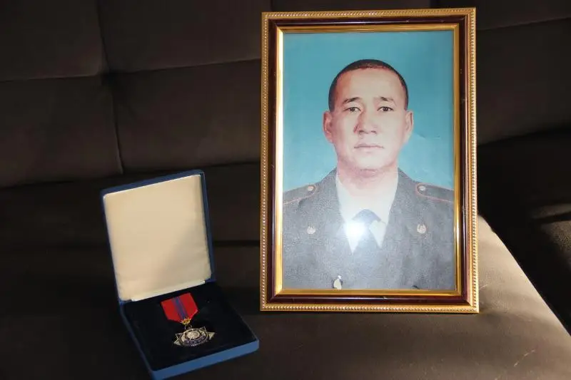 Aqtóbede qyzmet barysynda qaza tapqan polıtseılerdiń otbasyna qurmet kórsetildi