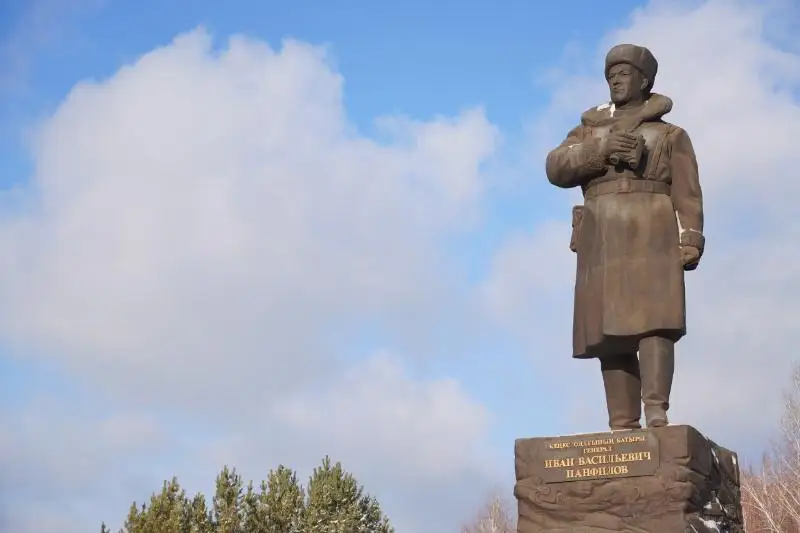 80-летие подвига: военнослужащие и ветераны Вооруженных сил почтили память панфиловцев