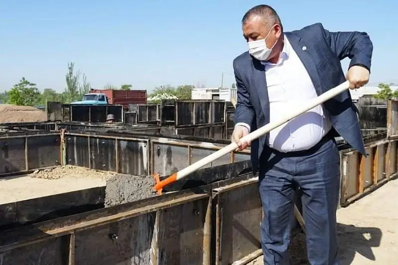Túrkistandyq kásipkerler aýyldaǵy muqtaj otbasylarǵa baspana salýda